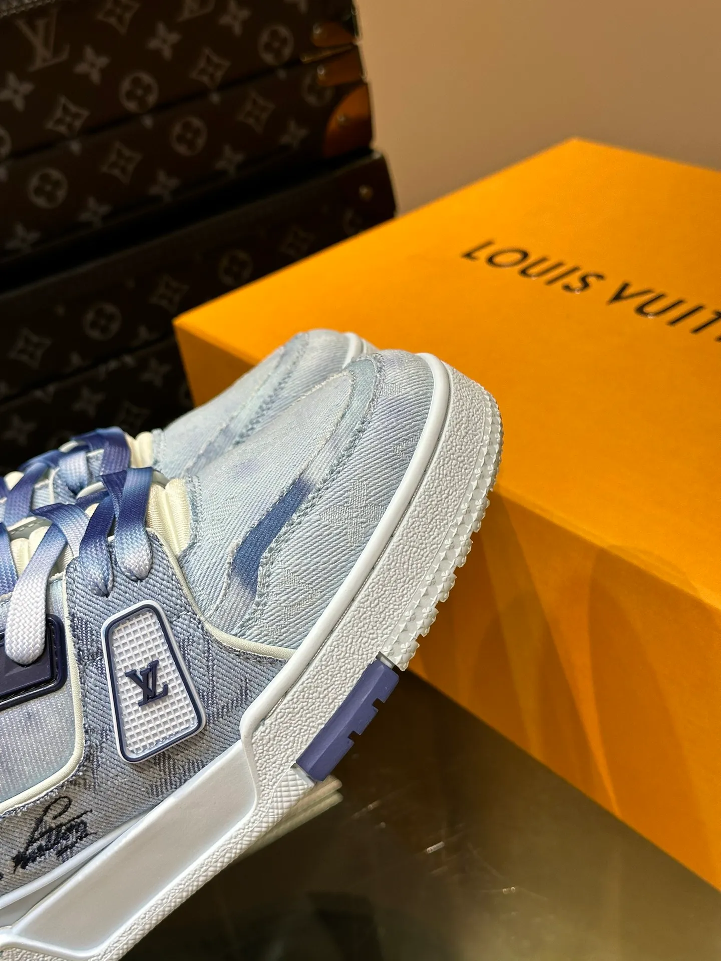 P840 TRAINER Men's canvas distressed sneakers, this LV Trainer sneaker is made of Monogram bleached denim to create a distressed look, reinterpreting Virgil Abloh's original design. Gradient laces complete the trendy details, rubber LV letters are marked on the tongue and side, technical rubber outsole blooms with Monogram flowers, and thick and lightweight EVA rubber outsole completes the whole. The upper is embellished with intricate prints and embroidered Monogram flowers. The rubber-injected rubber outsole continues the iconic elements, with a thick padded collar. The tongue, sides and rear are decorated with LV letters. The outsole is decorated with Monogram flowers. The standard insole continues the comfort experience. Size: 38-45